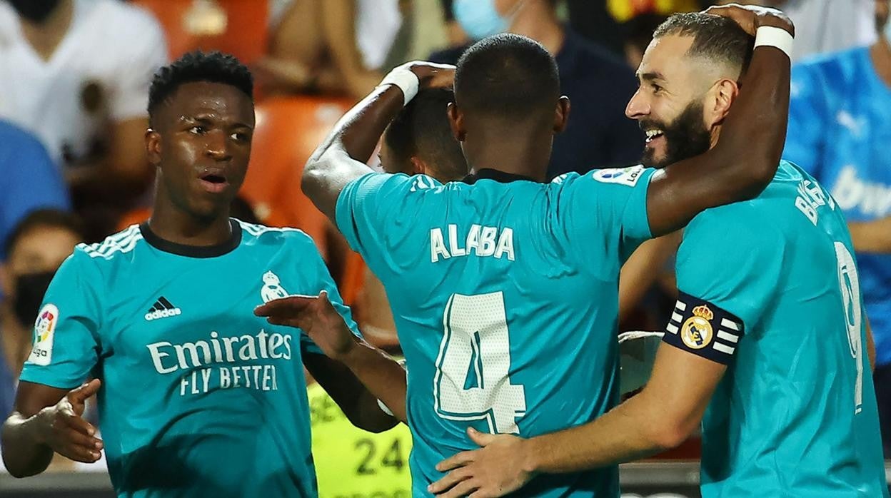 Alaba felicita a Vinicius y Benzema tras la combinación del 1-2 en Mestalla