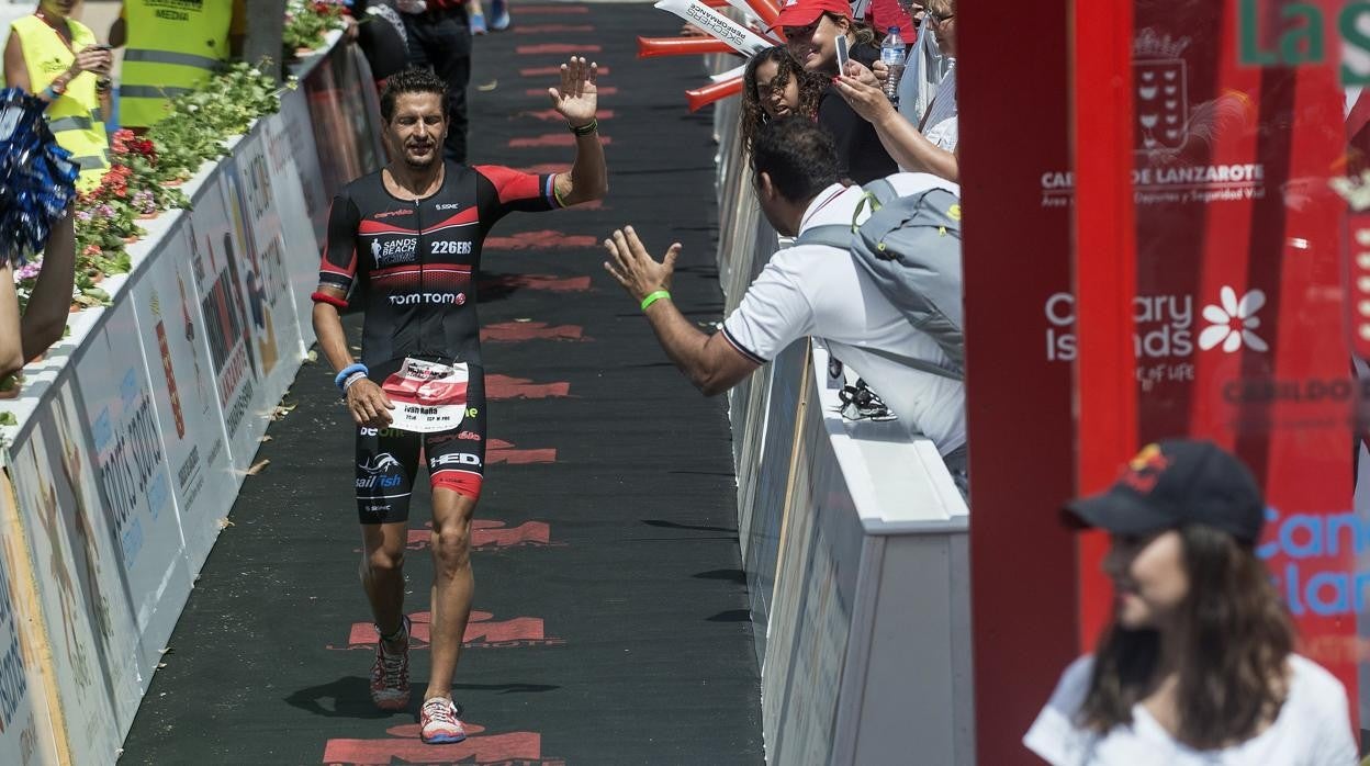 Iván Raña tras finalizar como primer español en la XXV edición del Ironman de Lanzarote