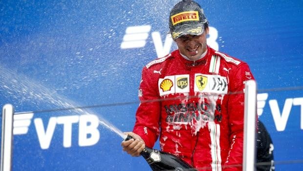 Sainz logra un podio de ley en el caos de Sochi