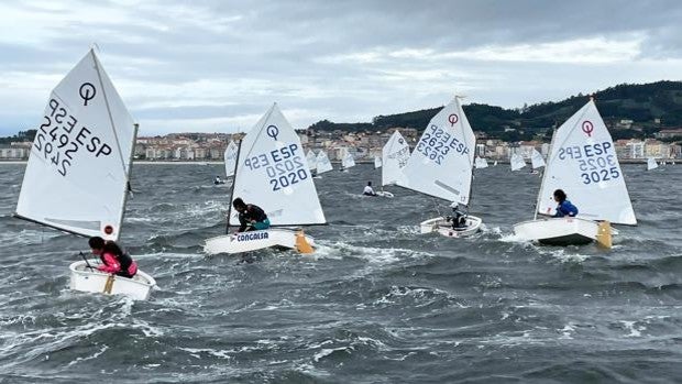 Bruno Iglesias y Natalia Domínguez, campeones del Trofeo Xacobeo 2021-22 de Optimist