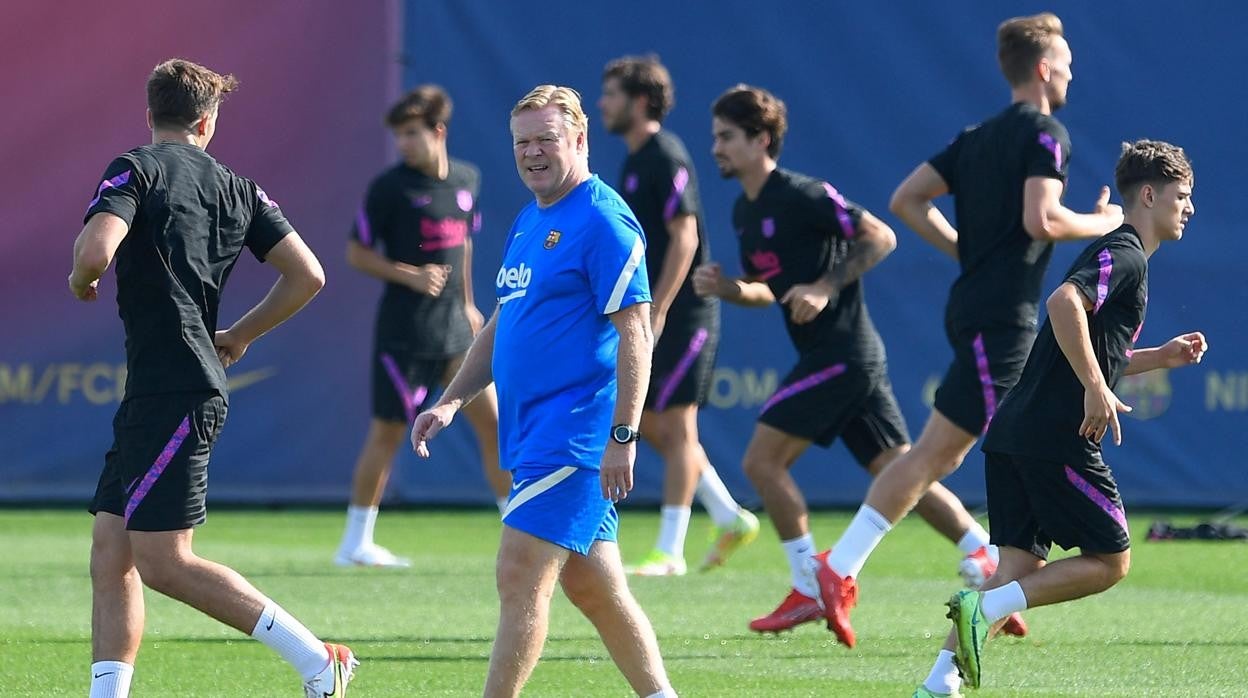 Ronald Koeman dirige el entrenamiento de esta mañana