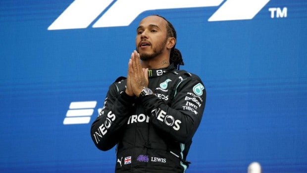 Hamilton tira los tejos a Ferrari: «Es bastante sorprendente que nunca haya pilotado para ellos»