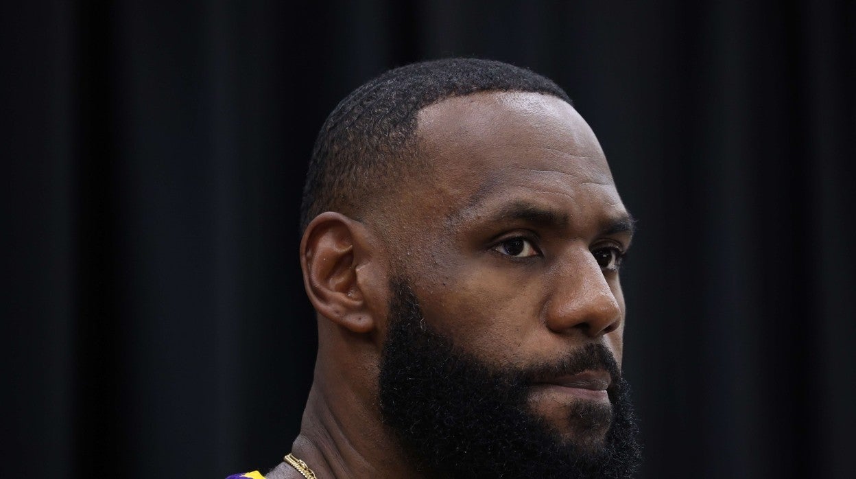 LeBron James confirma que se vacunó, pero no intentará convencer a otros jugadores