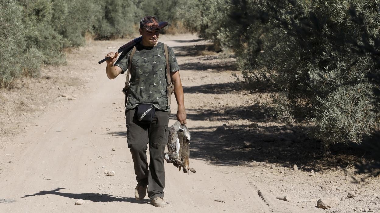 Un cazador con las piezas cobradas