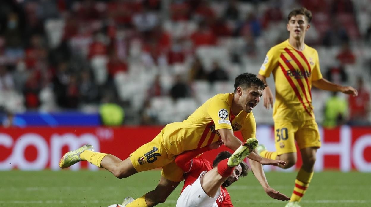 Pedri recibe una falta durante el partido ante el Benfica