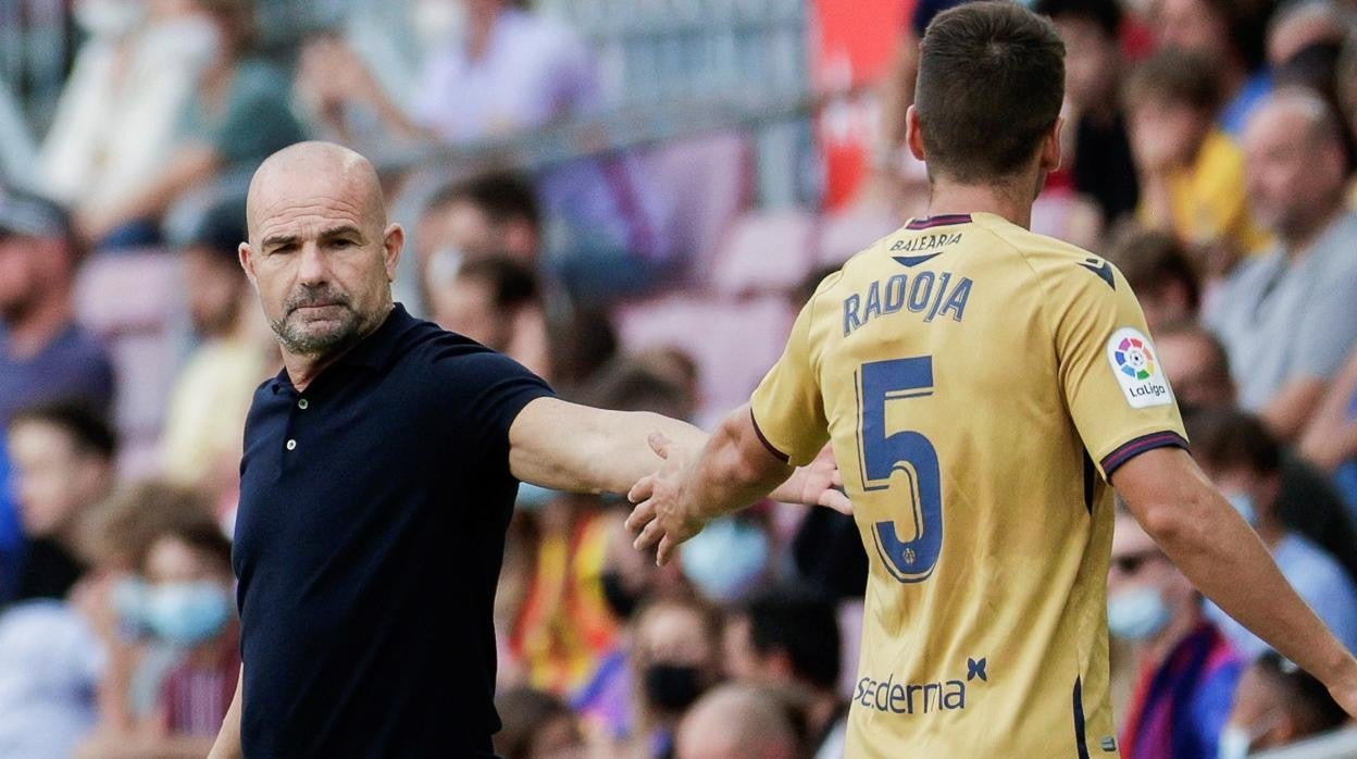 El recién destituido entrenador del Levante, Paco López, en el partido contra el Barcelona