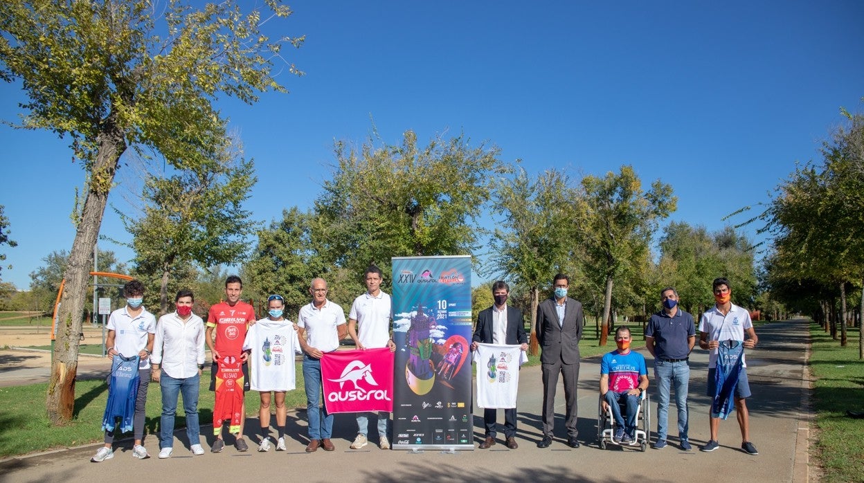 El XXIV Austral Triatlón de Sevilla se ha presentado en el Centro Deportivo Vega de Triana