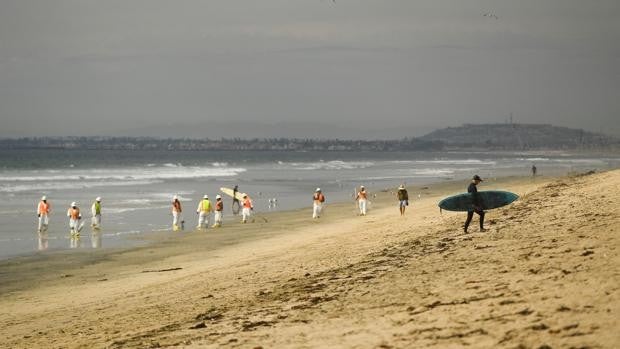 La 'Meca' del surf, en peligro por un derrame de petróleo