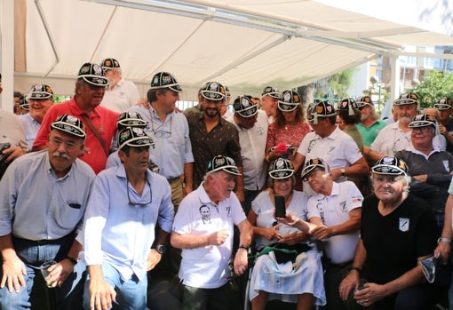 Grupo de veteranos junto a sus familias con las 'caps'