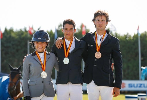 De izquierda a derecha, Natalia Ramírez (plata), Diego Ramos (oro) y Álex Codina (bronce), integrantes del podio del Campeonato de España de Jóvenes Jinetes