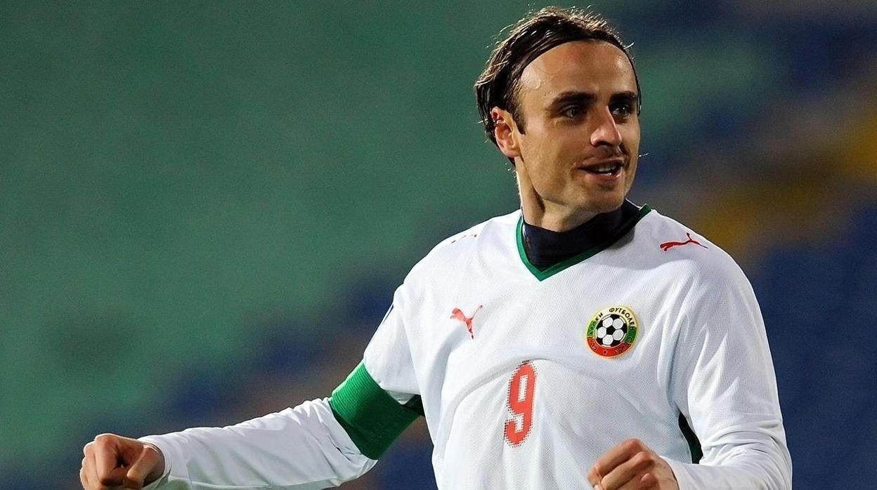 Dimitar Berbatov durante un partido con la selección de Bulgaria