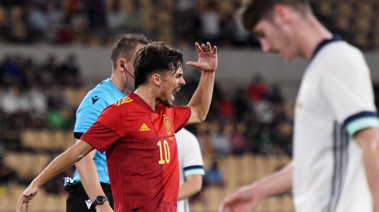 Rodri espolea en uno de los goles de la selección española sub 21
