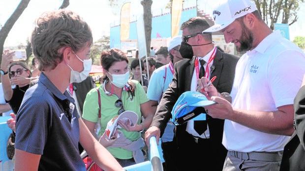 Jon Rahm, los autógrafos y los niños ante todo