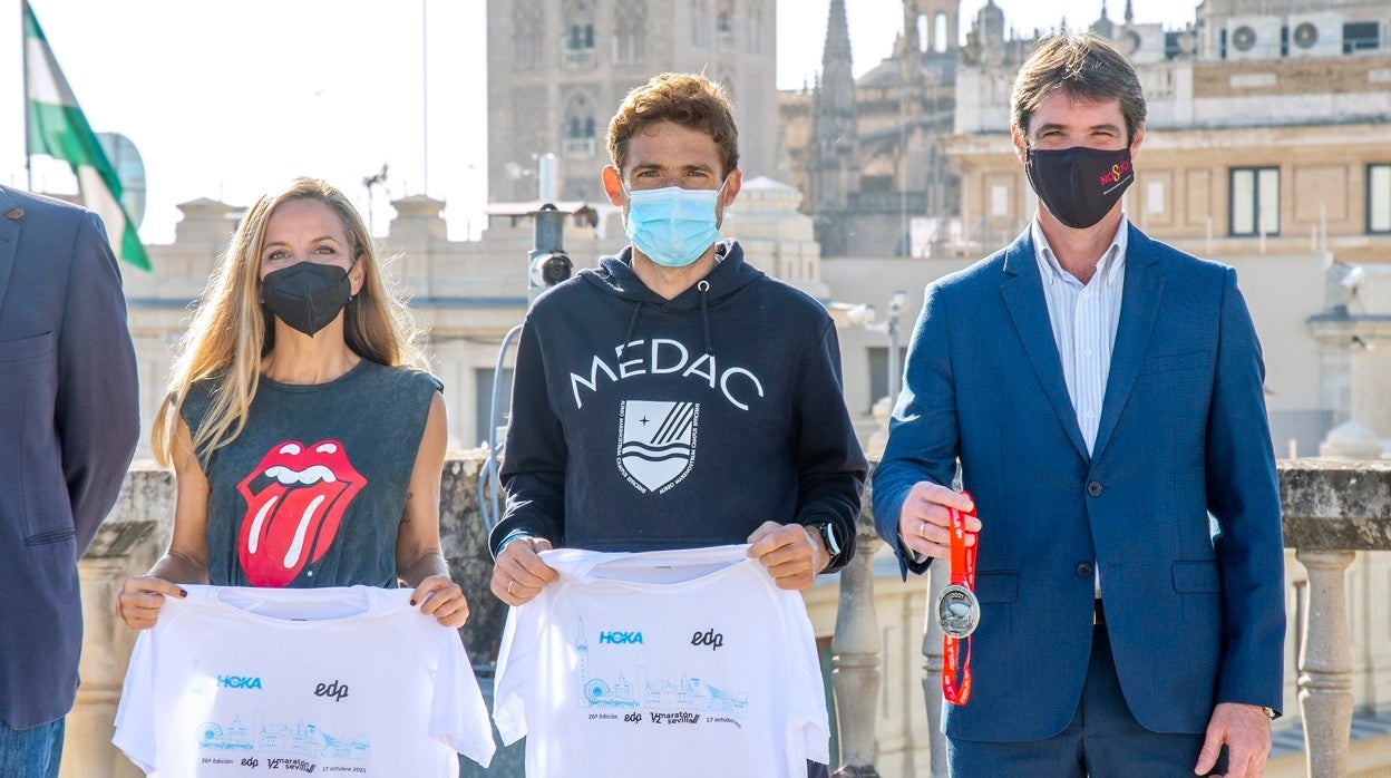 Los atletas Carmen Gutiérrez y Rubén Álvarez, junto al delegado de Transición Ecológica y Deportes del Ayuntamiento de Sevilla, David Guevara