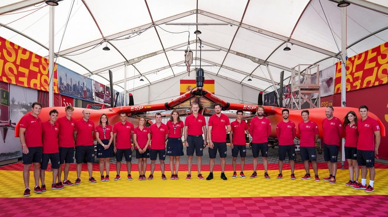 SM Felipe VI con el equipo español de SailGP en Cádiz.