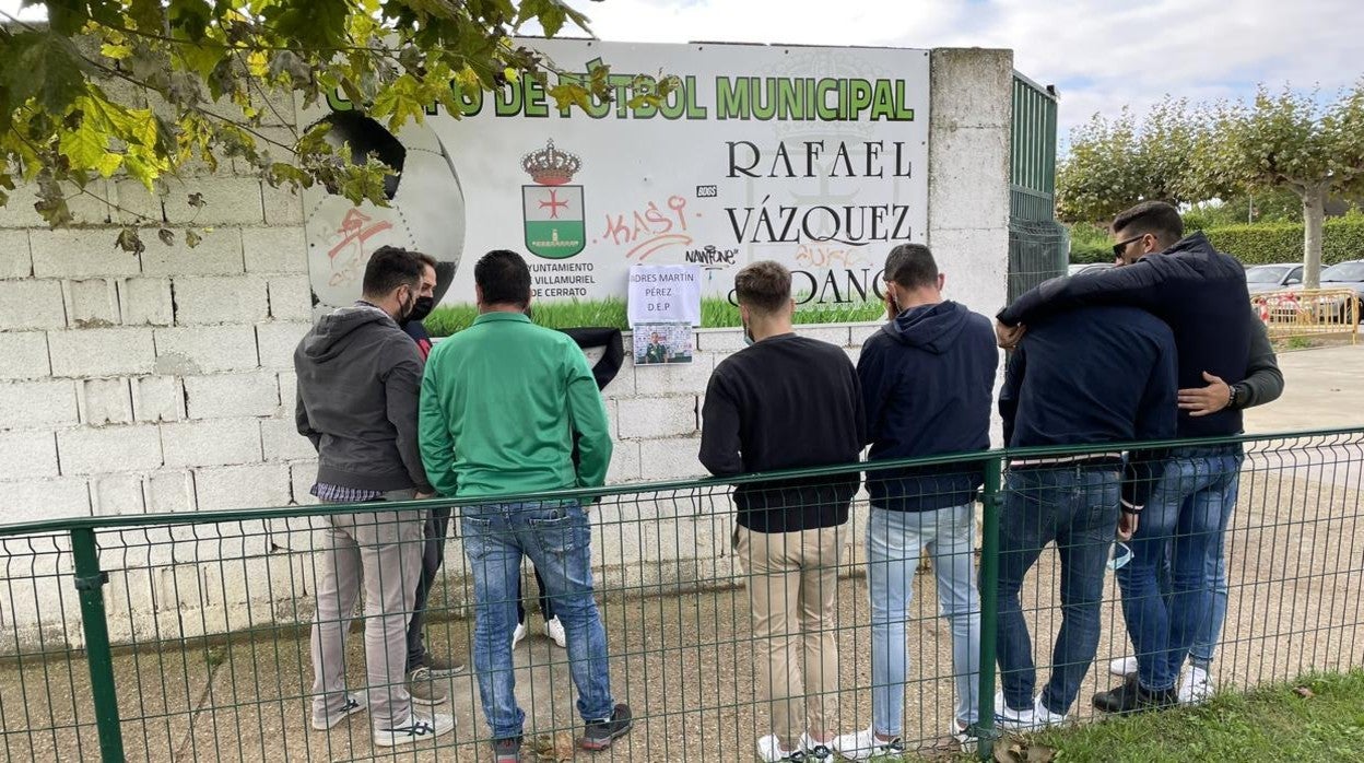 Los compañeros de Andrés, jugador del CD Villamuriel fallecido, este domingo