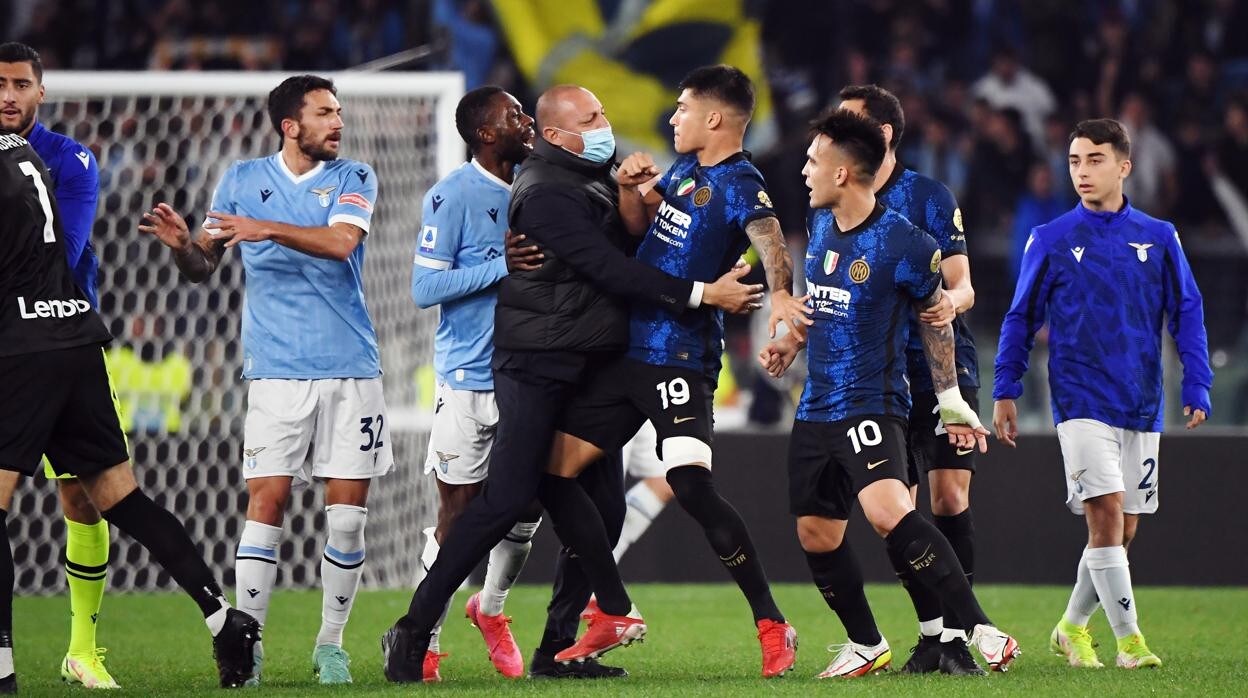 Los jugadores de la Lazio y del Inter, durante la tangana provocada por el gesto de Luiz Felipe