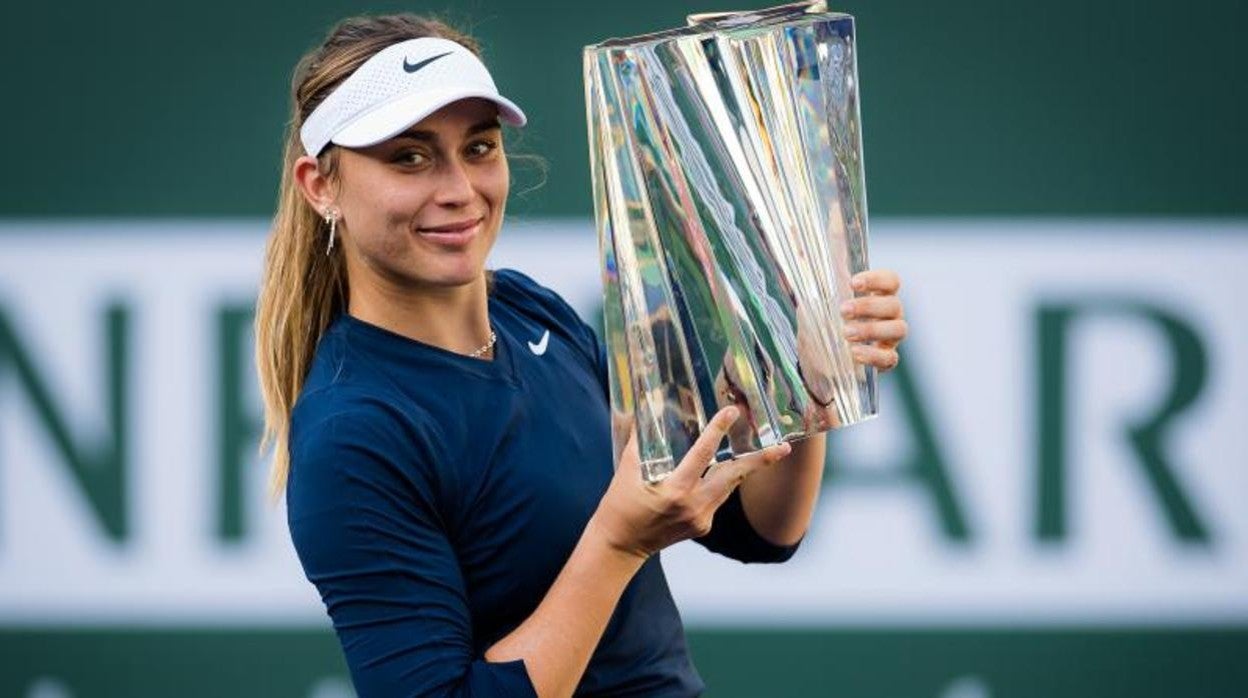 La tenista, ganadora del campeonato de tenis, con el trofeo