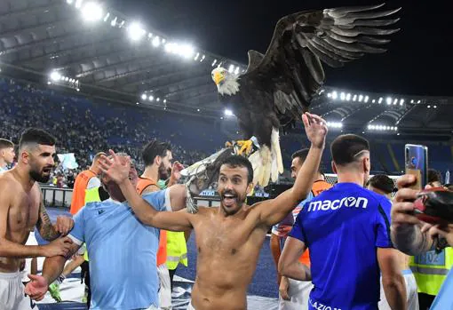 Bernabé y el águila Olimpia, junto a los jugadores de la Lazio tras un partido contra la Roma