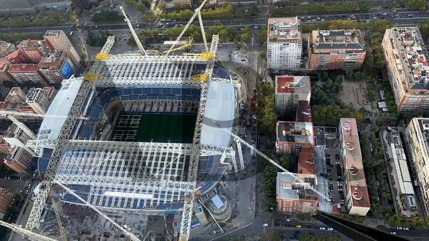 Las impresionantes imágenes aéreas que muestran el avance de la cubierta del nuevo Bernabéu