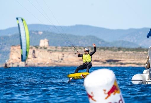 Alex Climent saluda tras proclamarse campeón de la Cutty Sark FKSS Formentera