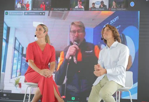 Los presentadores del evento, durante la retransmisión de una carrera de F1