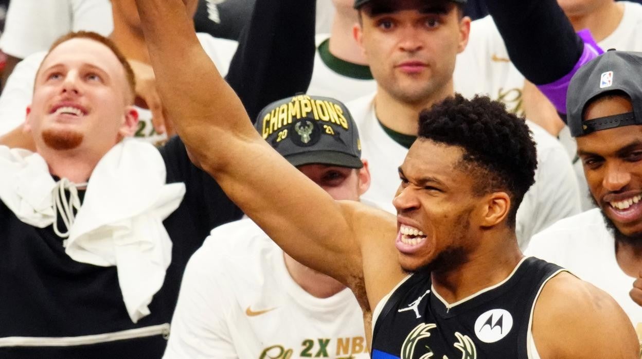 Los jugadores de los Bucks, tras proclamarse campeones de la NBA el pasado julio