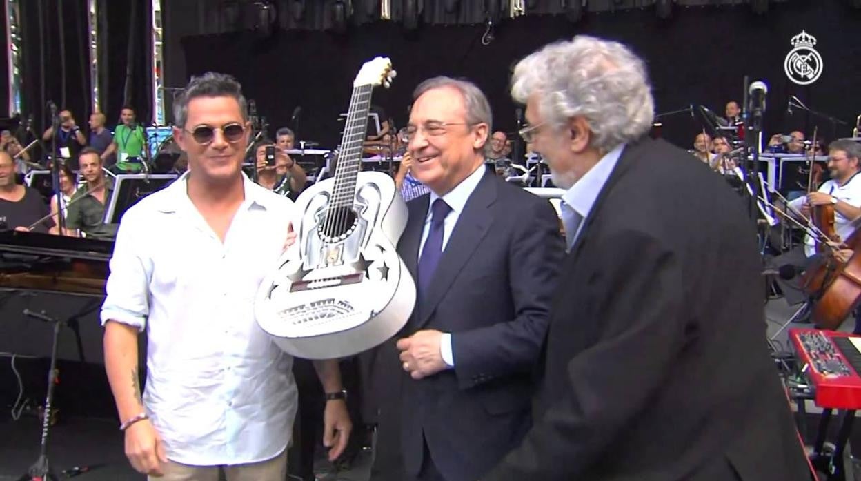 Alejandro Sanz con Florentino Pérez en un concierto del artista en el Bernabéu.