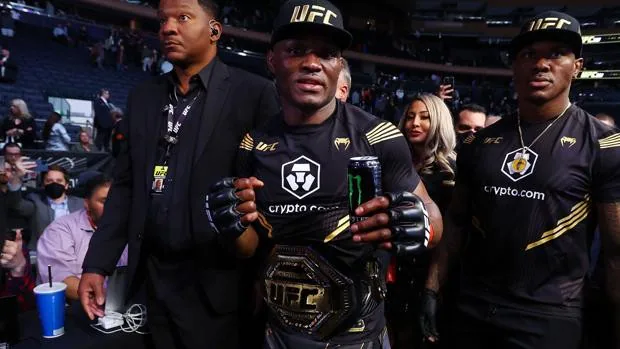 Kamaru Usman, el campeón nigeriano de UFC al que se aferró su padre encarcelado para salir adelante