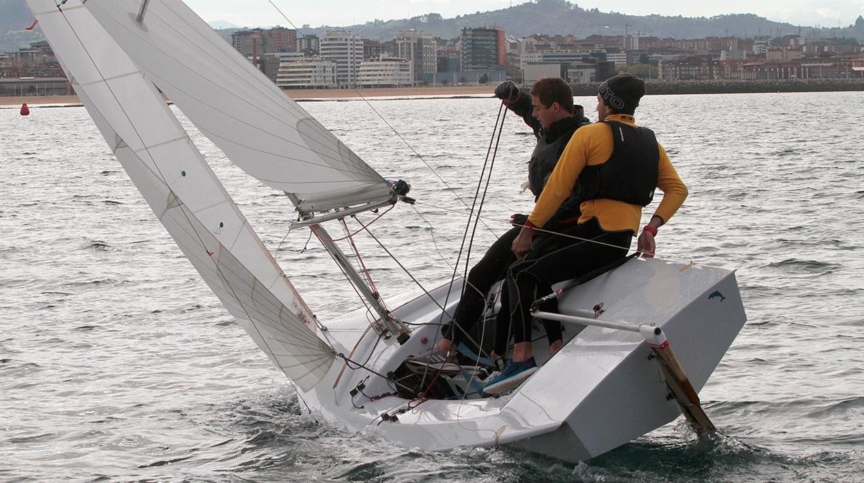 Francisco Palacio y Jaime Álvarez-Hevia, vencedores en la cuarta jornada del Trofeo de Otoño de Snipe