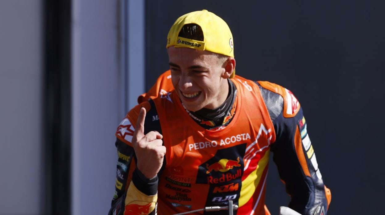 Pedro Acosta celebra la conquista del Mundial de Moto3