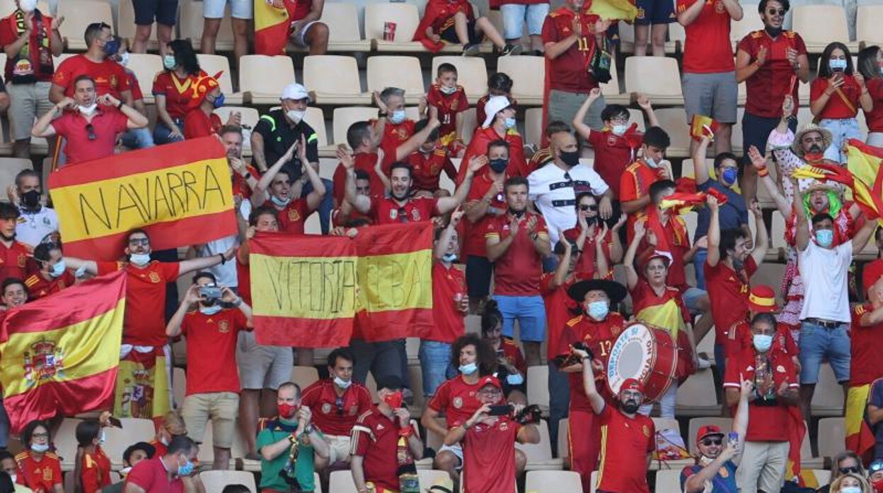 Al son de Manolo y su bombo, la afición apoya a España en la Eurocopa