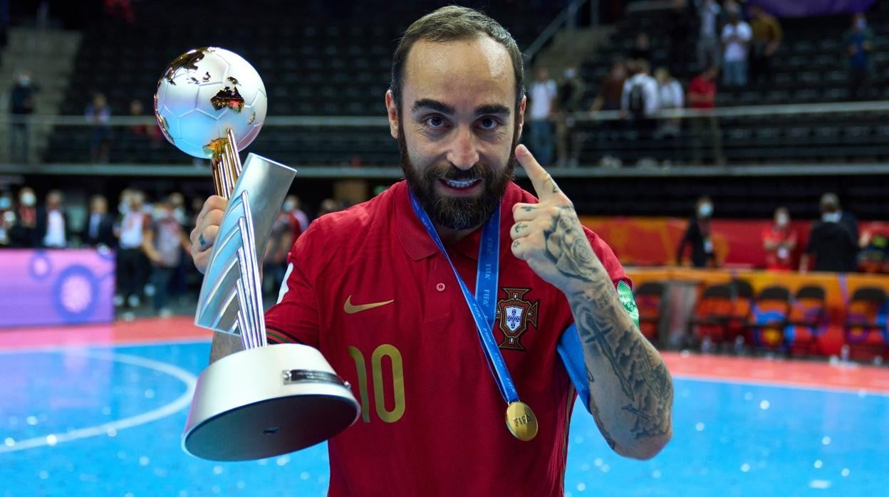 Ricardinho, durante el anuncio de su adiós a la selección