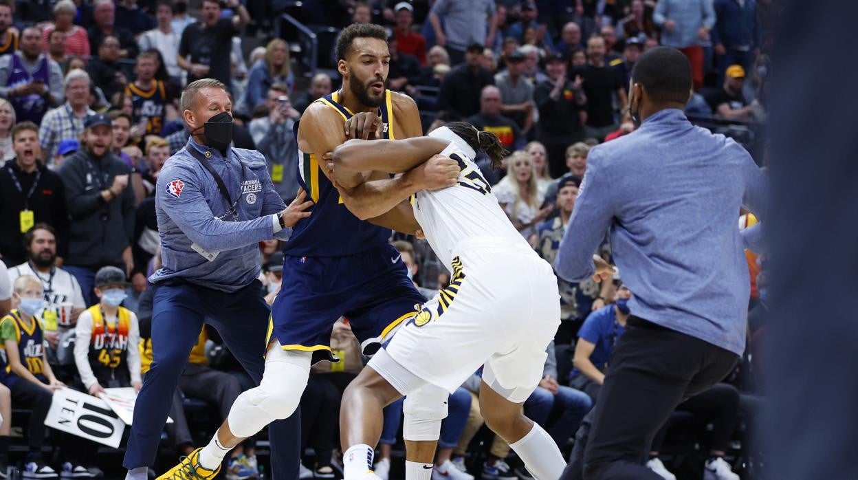 Gobert y Turner se enzarzan en medio de un partido