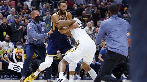 Gobert y Turner se enzarzan en medio de un partido