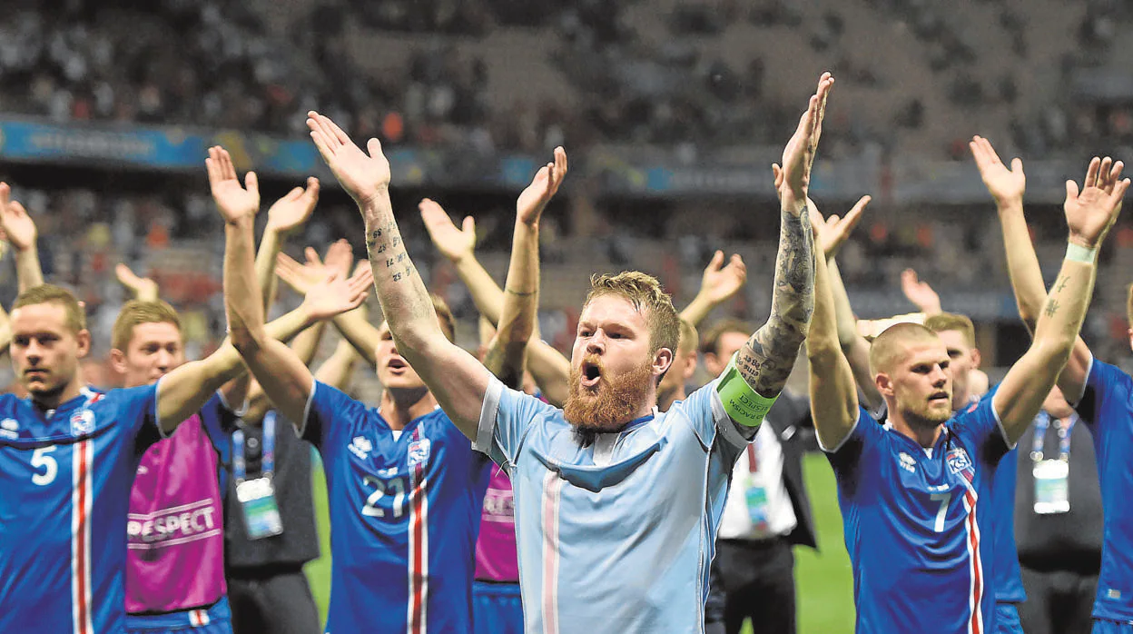 Los jugadores islandeses, durante la Eurocopa de 2016