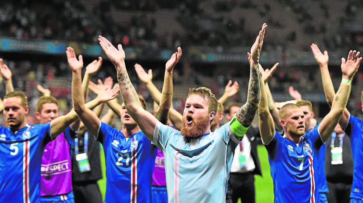 Los jugadores islandeses, durante la Eurocopa de 2016