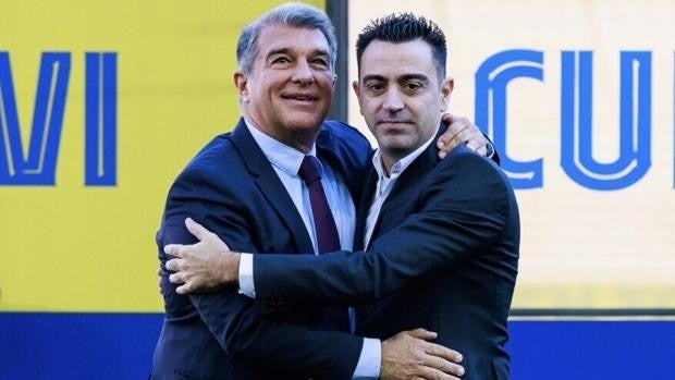 Laporta le da las llaves del Barça a Xavi