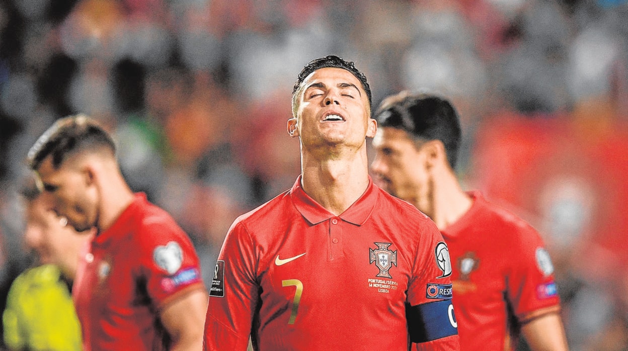 Cristiano lamentándose tras la derrota en casa ante Serbia