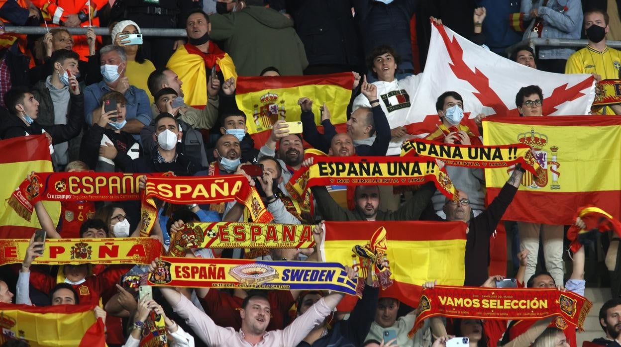 La afición sevillana apoyando a España ante Suecia en el estadio de la Cartuja