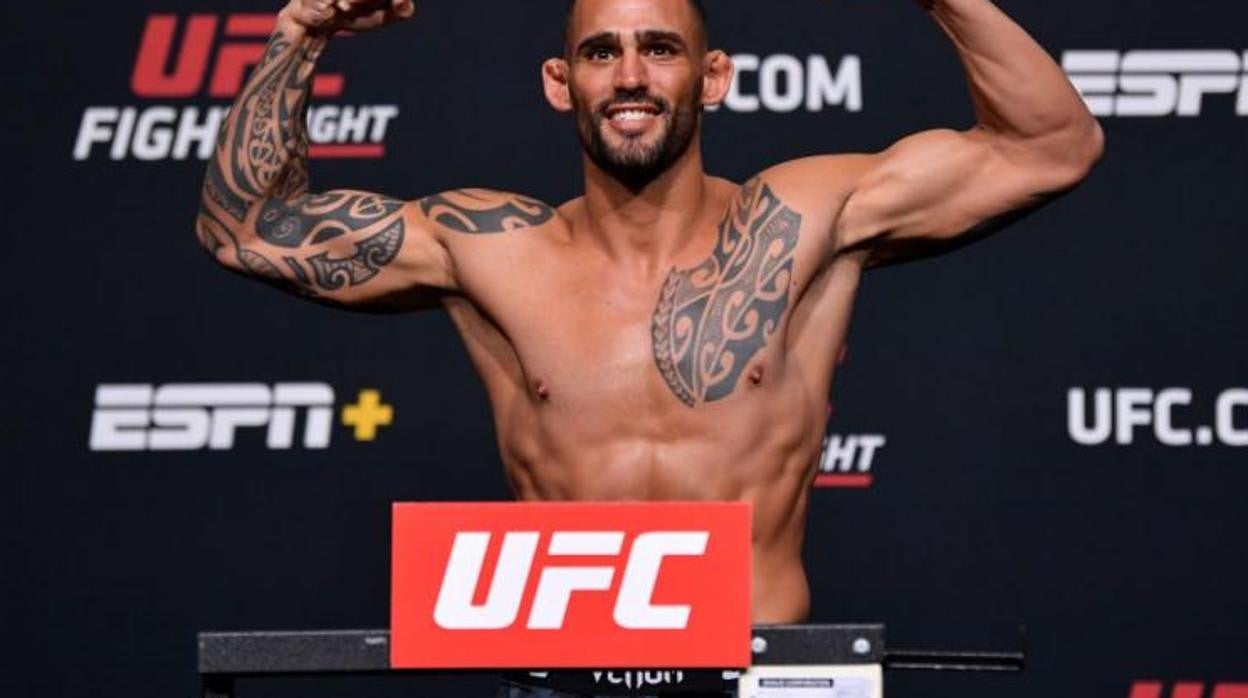 El luchador argentino Santiago Ponzinibbio posa antes de un combate