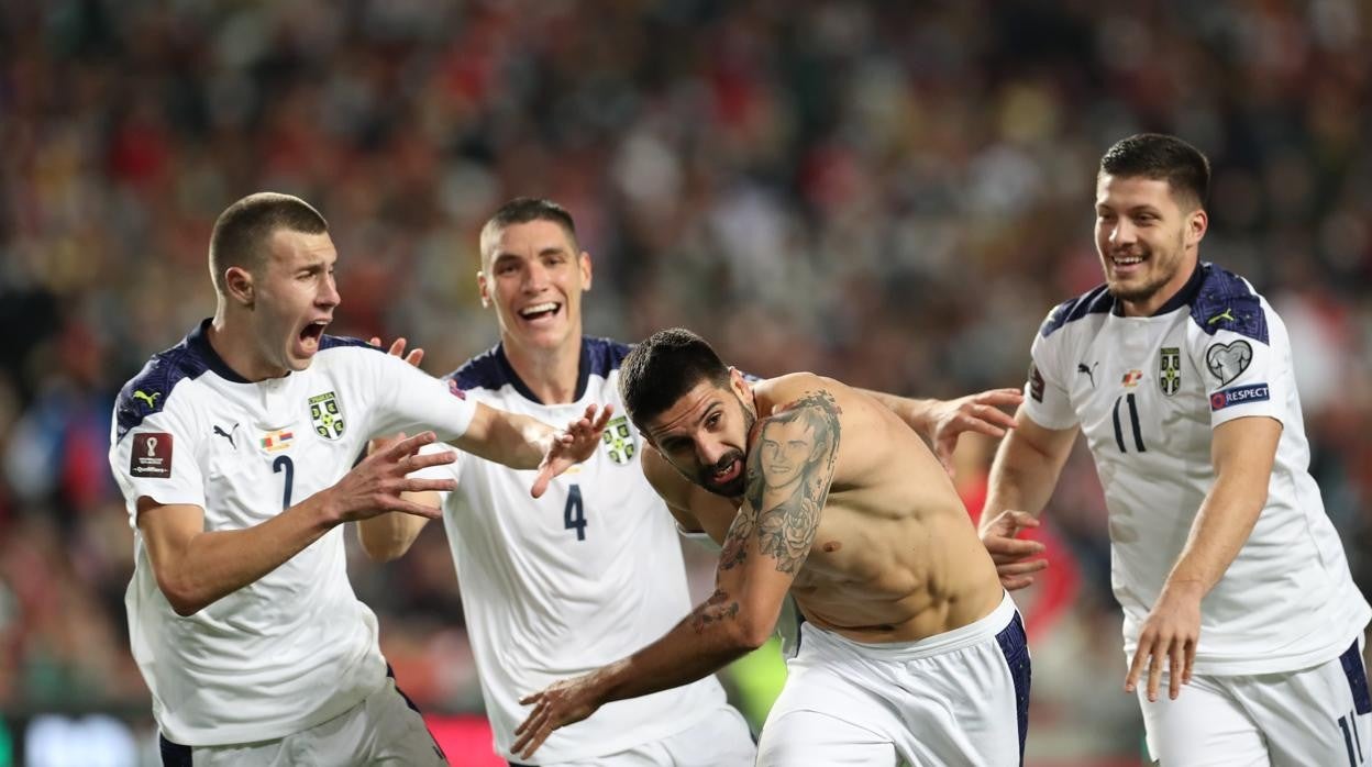 Mitrovic (sin camiseta) celebra el tanto que clasificó a Serbia para el Mundial