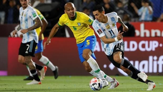 Argentina empata a cero contra Brasil y se clasifica gracias al triunfo de Ecuador