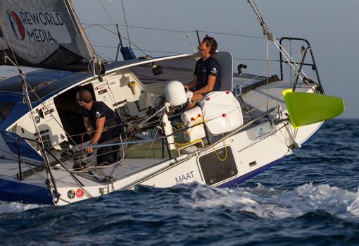 «Gitana 17» el primer Ultime 32/23 que ya ha virado hacia el norte en isla Trindade