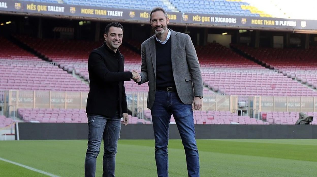 Xavi y Vicente Moreno se saludan en el Camp Nou