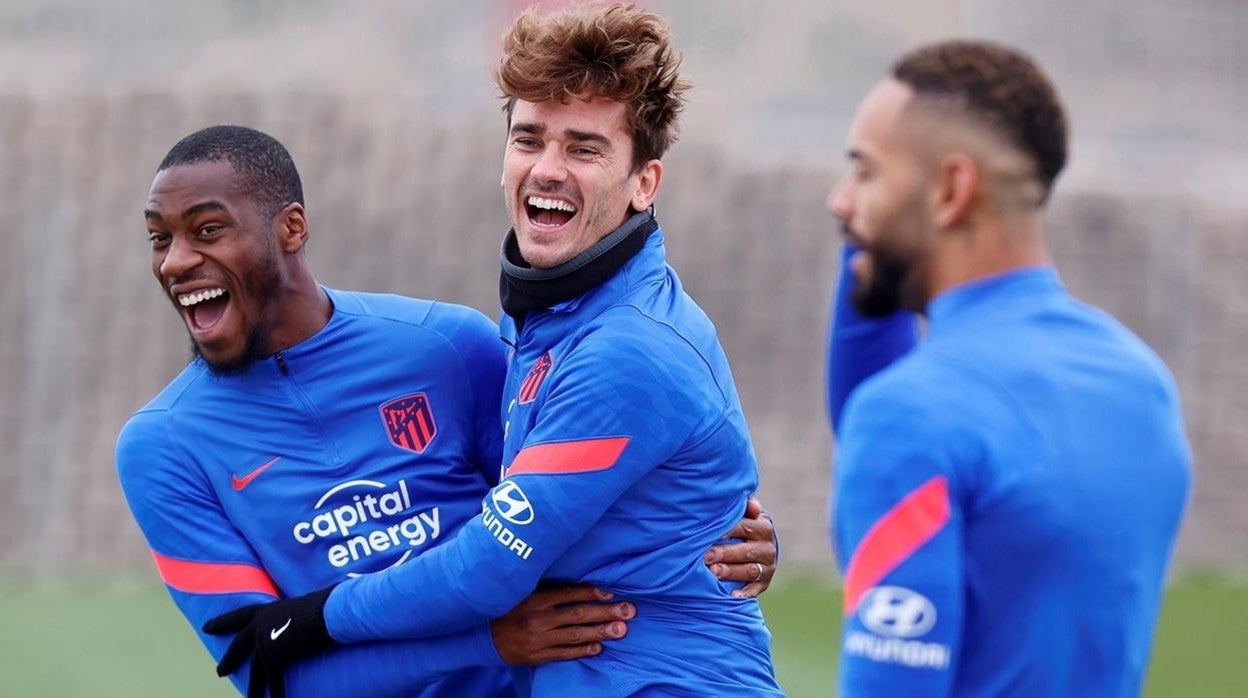 Griezmann, en el entrenamiento del jueves junto a su compañero Kondogbia