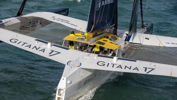 «Gitana 17» a más 35 nudos, «SVR – Lazartigue» se aproxima al «Banque Populaire XI»