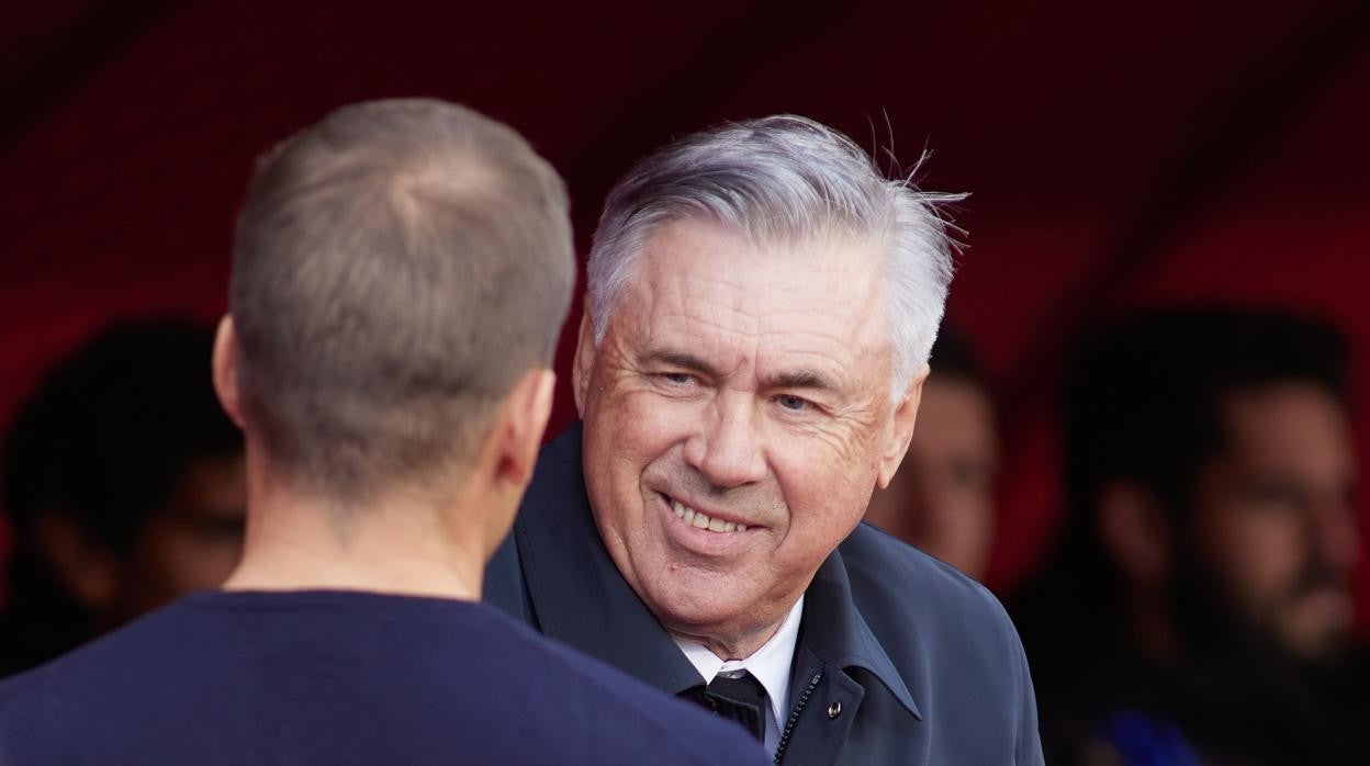 Ancelotti saluda a Robert Moreno, al que quiso calmar después cuando fue expulsado