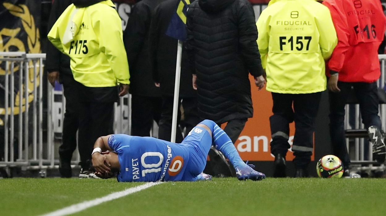 Payet, tras recibir el impacto de una botella en el Lyon - Marsella