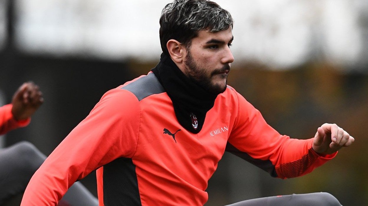 Theo Hernández, en un entrenamiento con el Milán